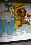 801928 Afbeelding van de televisiefiguren Loekie de Leeuw en Piep de Muis op een door Joop Geesink ontworpen ...
